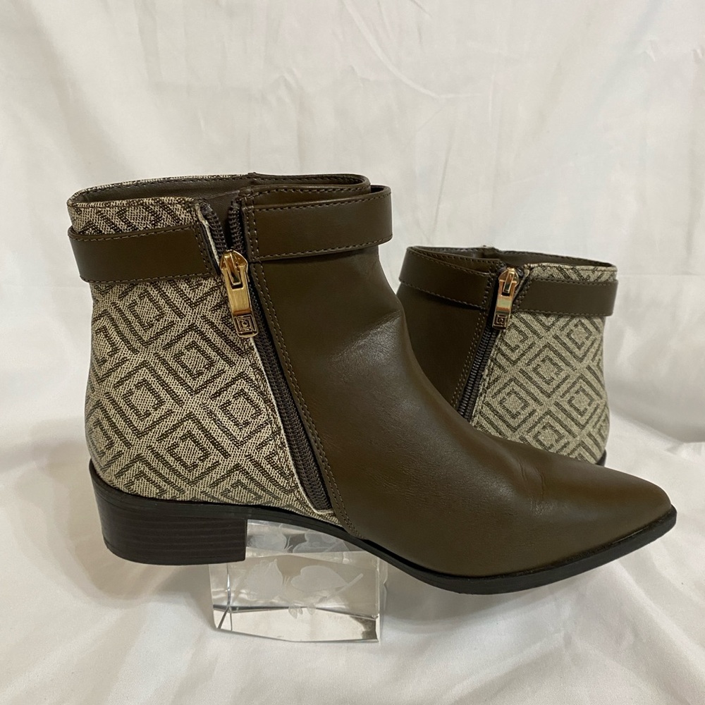 Liz Claiborne faux leather monogrammed back panel design Ankle Boots,Olive,SZ 7